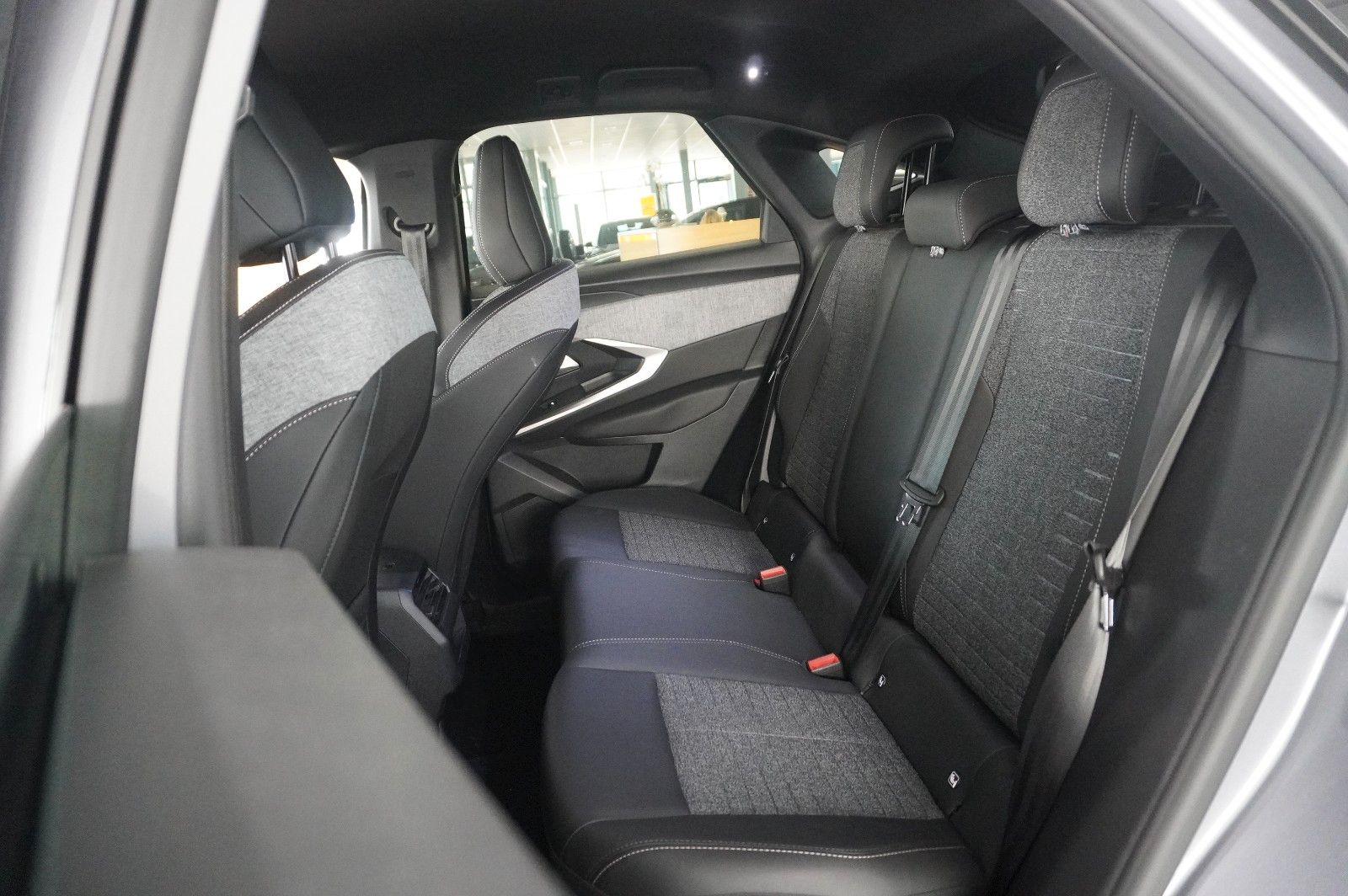 Fahrzeugabbildung Peugeot 3008 Hybrid 145 ALLURE NAVI/LED/360°/SPORT/DAB+