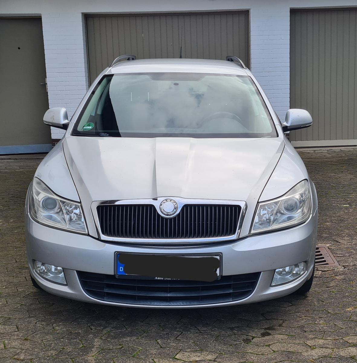 Skoda Octavia 2011 — rear view