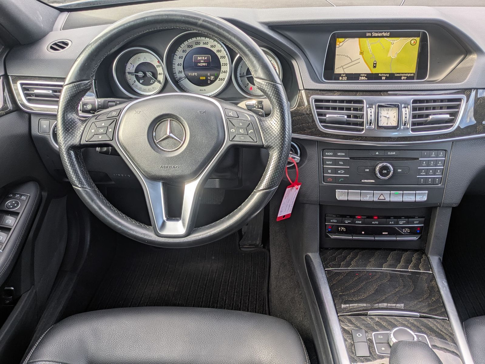 Fahrzeugabbildung Mercedes-Benz E 220 Avantgarde LED*AHK*KAMERA*TEMP*NAVI*SHZ