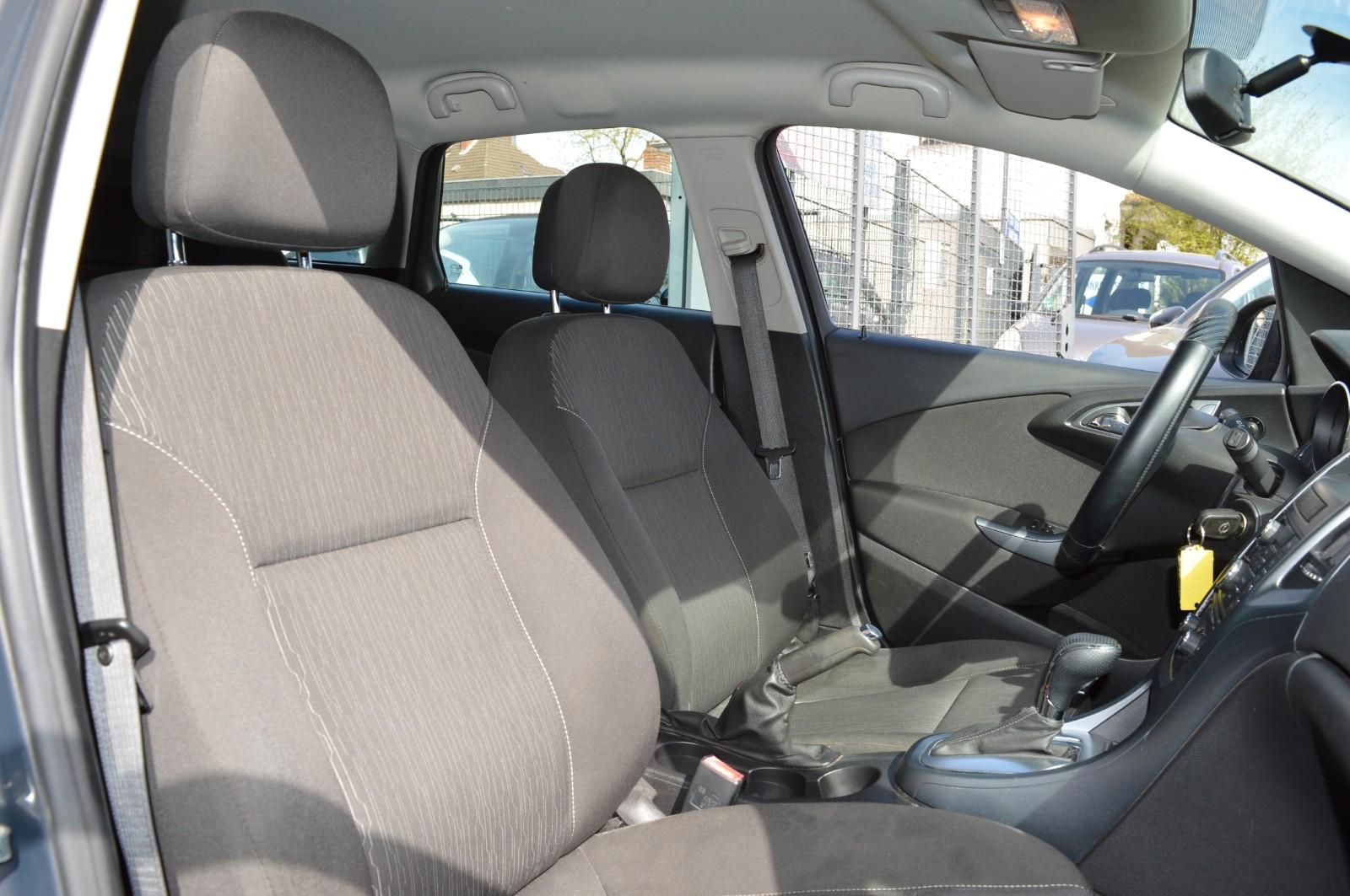 Opel Astra 2013 — photo 9