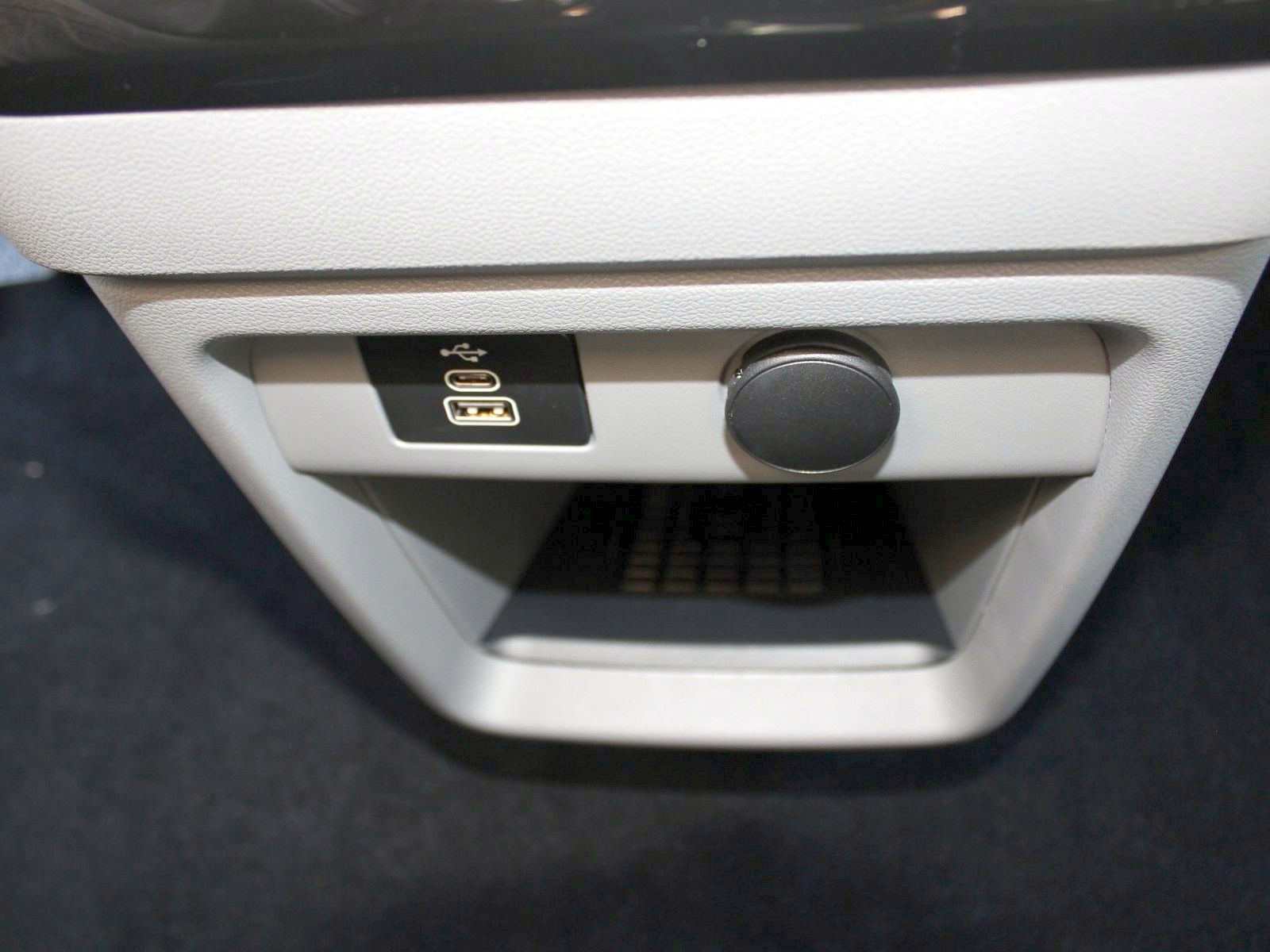 Fahrzeugabbildung Ford Tourneo Custom 320 L1 Tourneo Titanium FWD