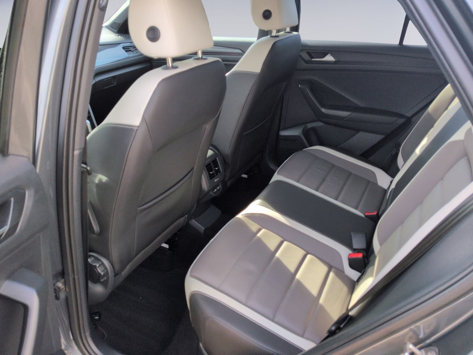 T-Roc 2.0 TSI 4M DSG Sport STHZ+KAMERA+LEDER