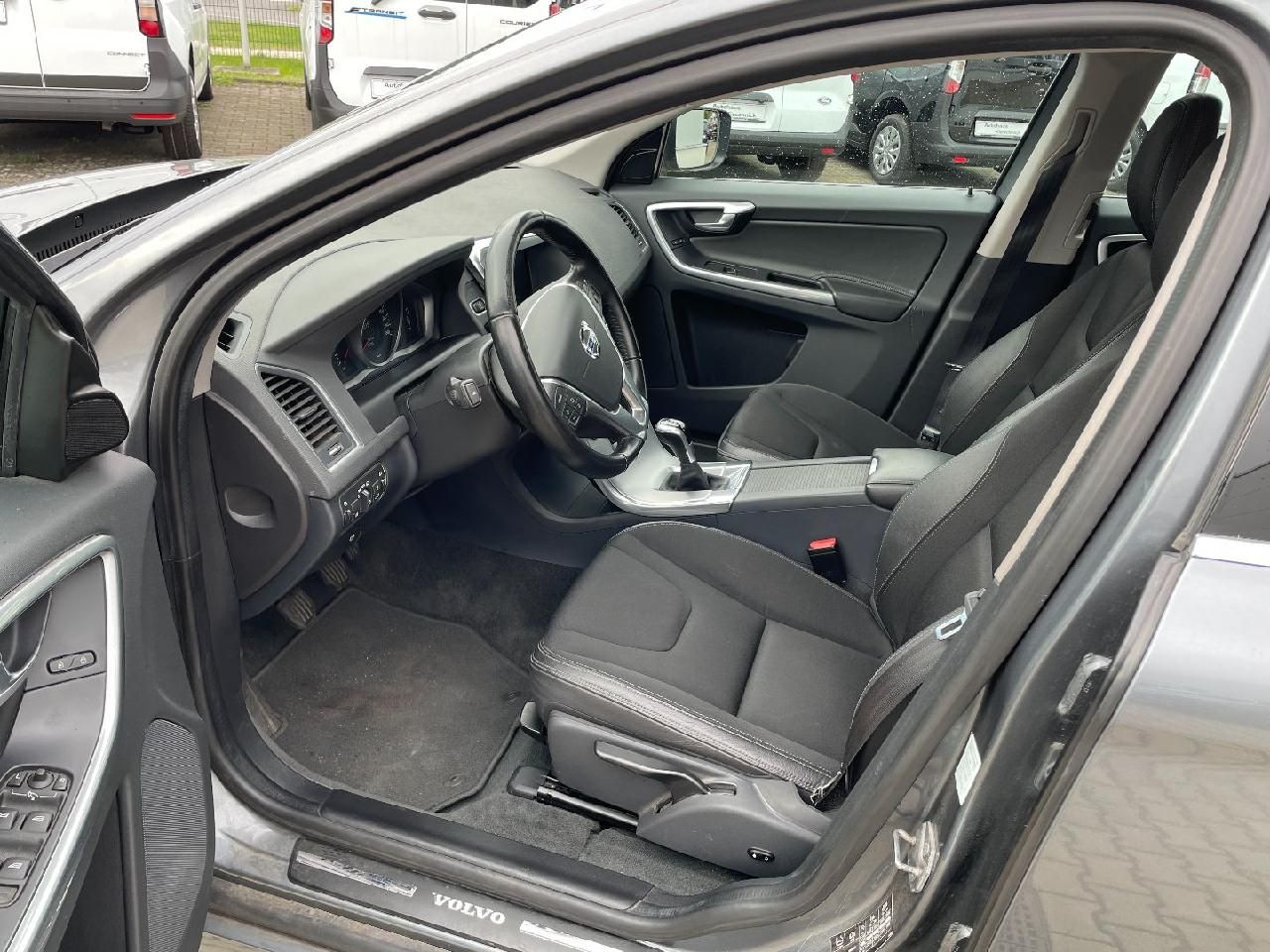 Fahrzeugabbildung Volvo XC60 Momentum 2WD
