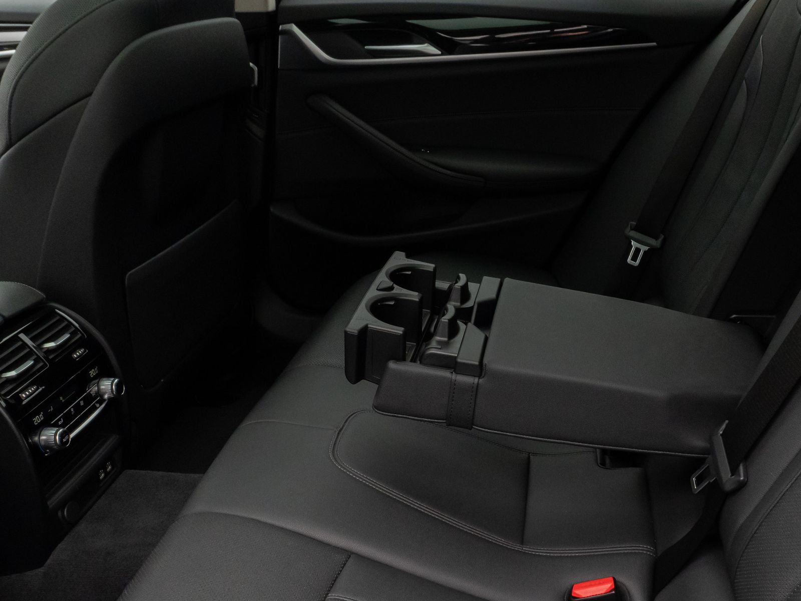 Fahrzeugabbildung BMW 520d Panorama Kamera DAB HiFi ACC Alarm M Sport