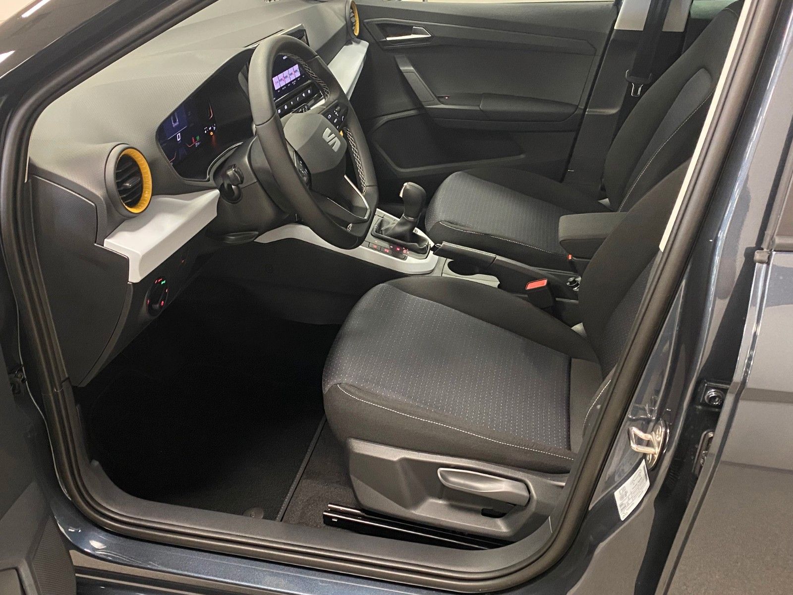 Fahrzeugabbildung SEAT Arona 1.0 TSI DSG STYLE+5 JAHRE GARANTIE+AHK+LED