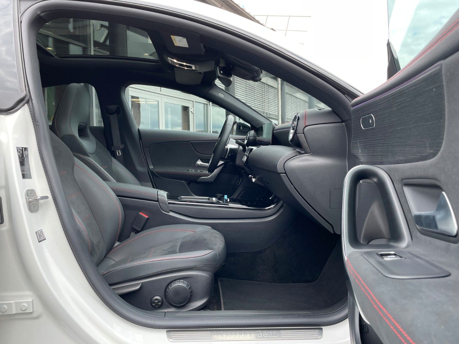 Fahrzeugabbildung Mercedes-Benz CLA 200 AMG Pano+R-Kamera+19"+TOTW+DISTR+MULITBE