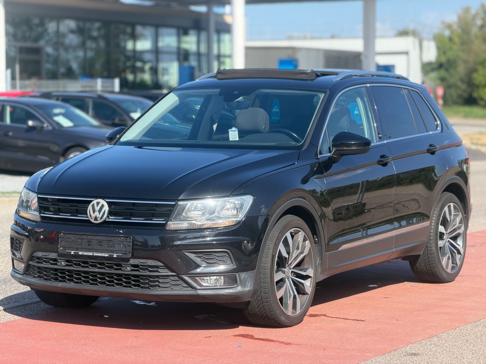 Volkswagen Tiguan - 1