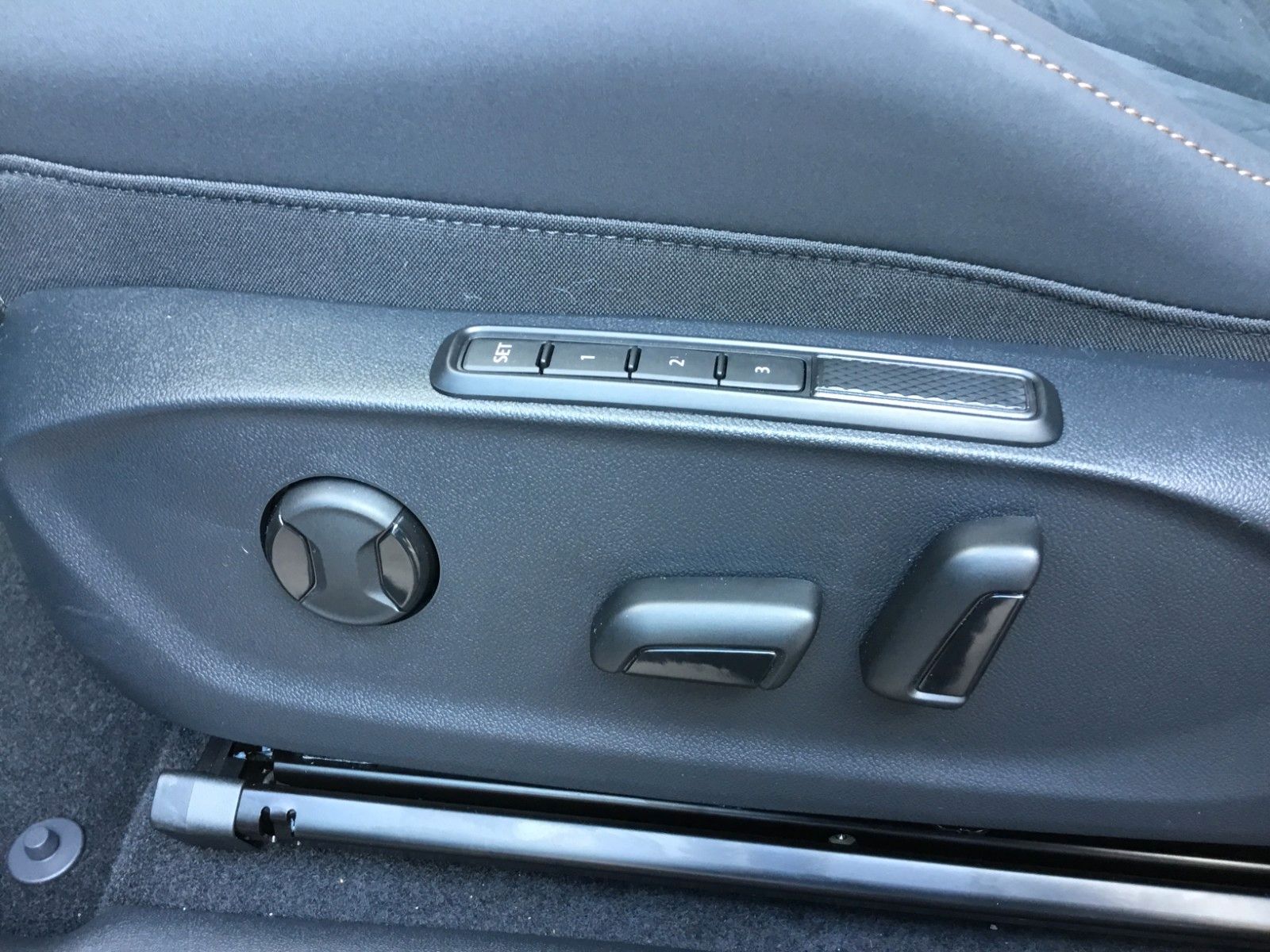 Fahrzeugabbildung CUPRA Terramar 2.0 TSI DSG 4Drive+Matrix+AHK+Pano+360°