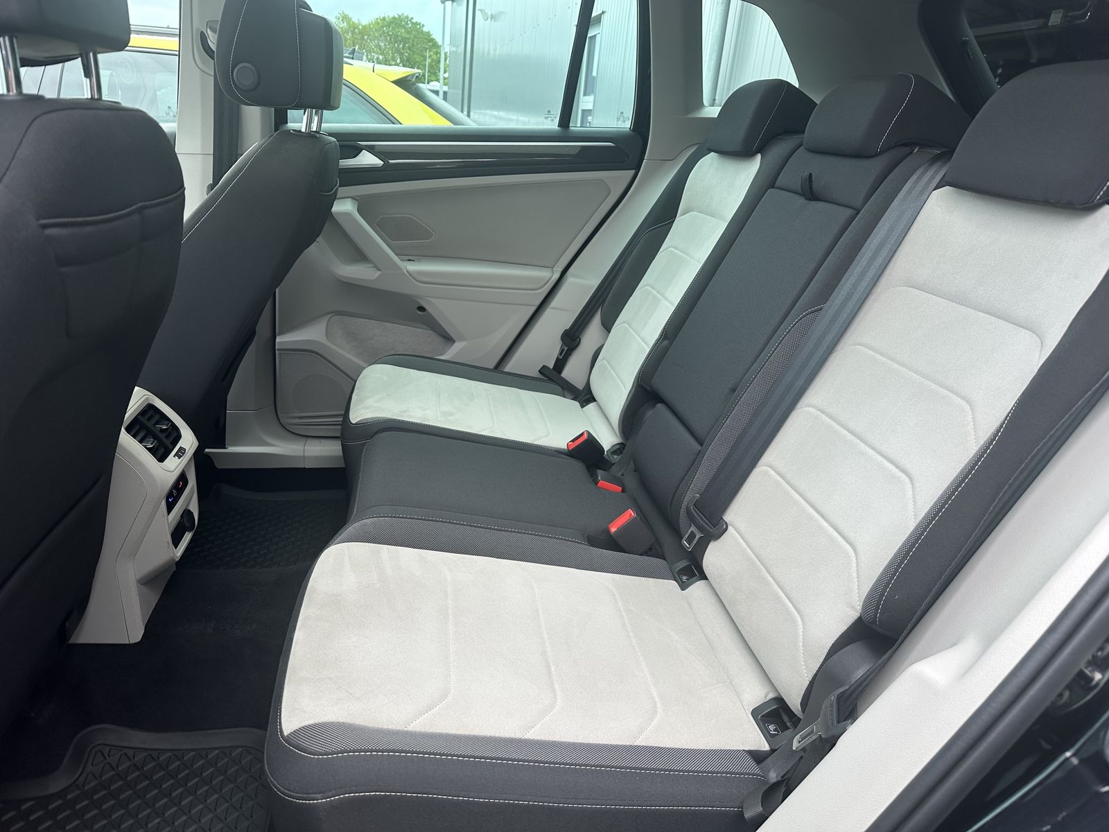 Fahrzeugabbildung Volkswagen Tiguan 2.0 TDI DSG 4M Elegance NAV+LED+ACC+PANO