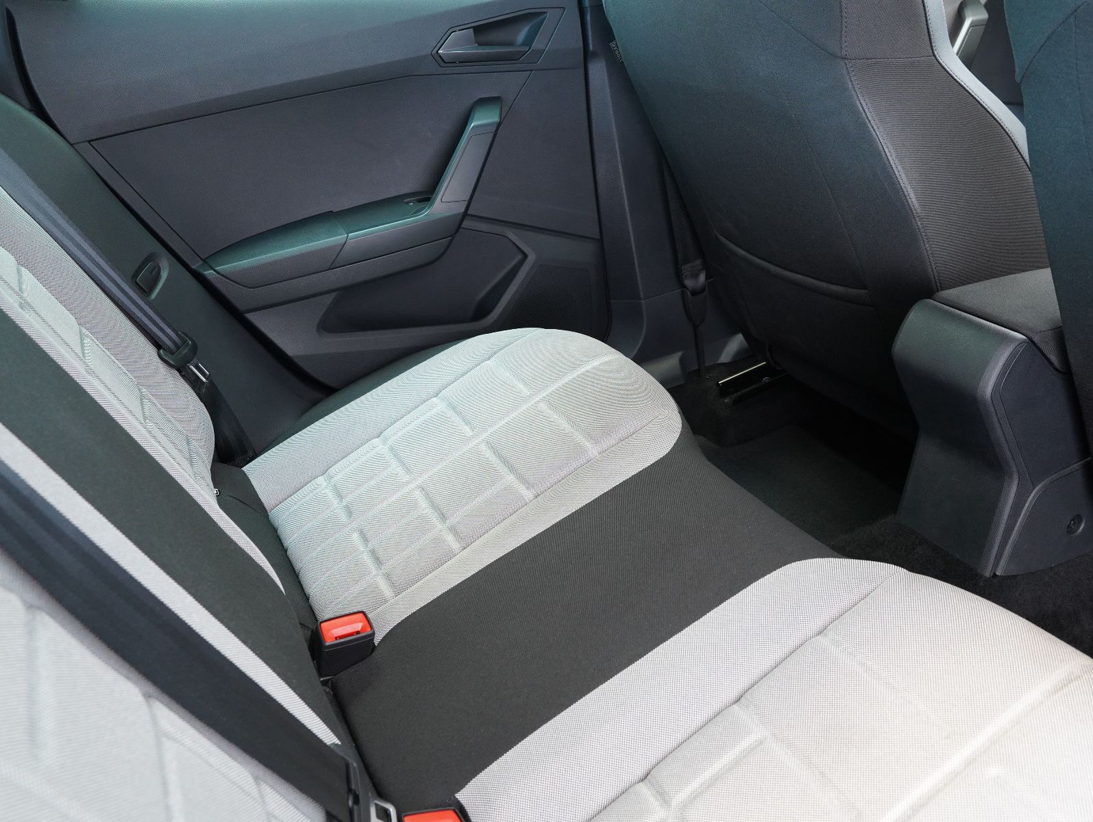 Fahrzeugabbildung SEAT Arona 1.5 TSI 110 kW FR Black Edition