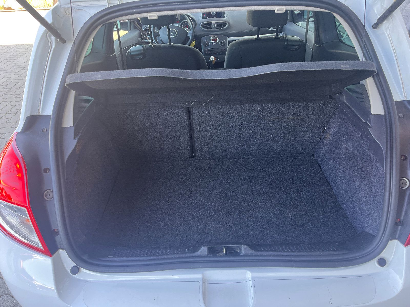 Fahrzeugabbildung Renault Clio III Night and Day Leichter Heckschaden !