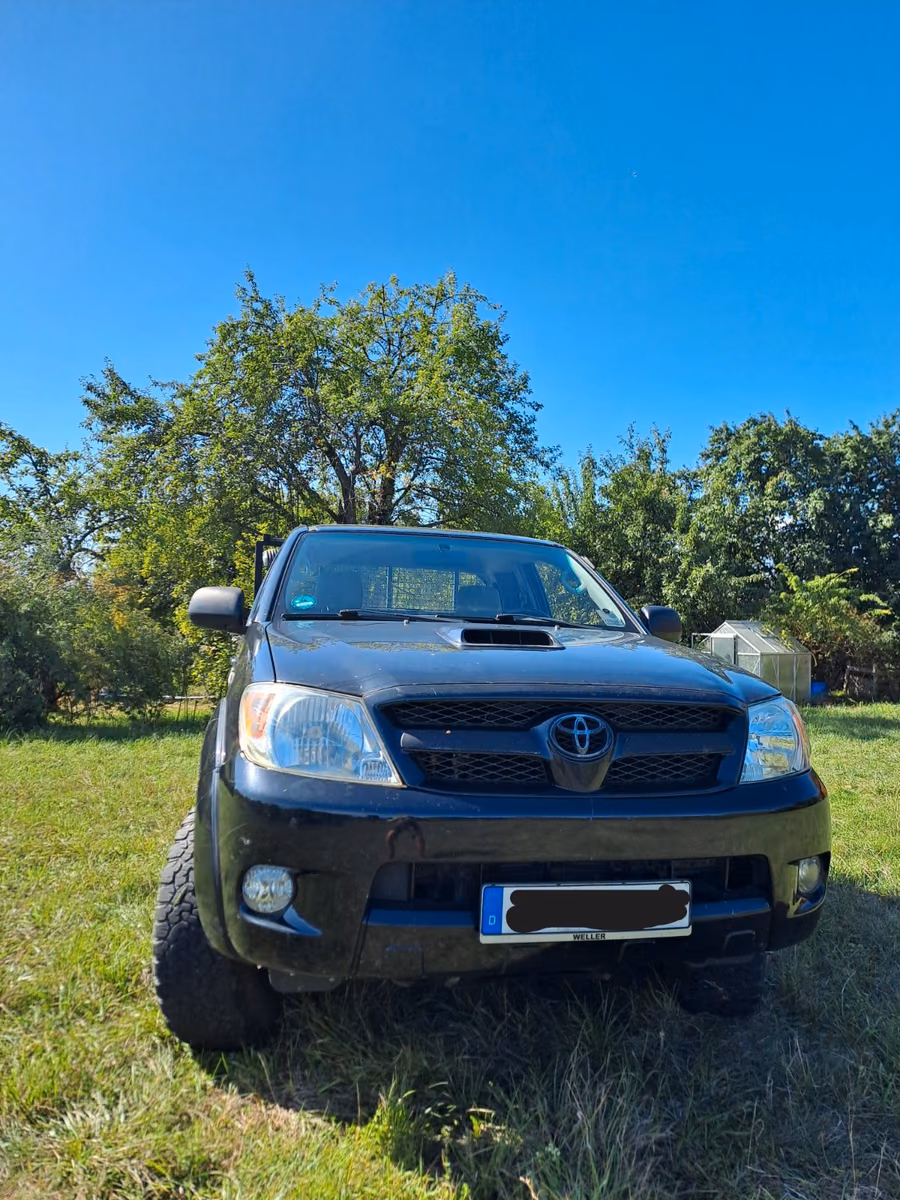 Toyota Hilux 2006 — rear view