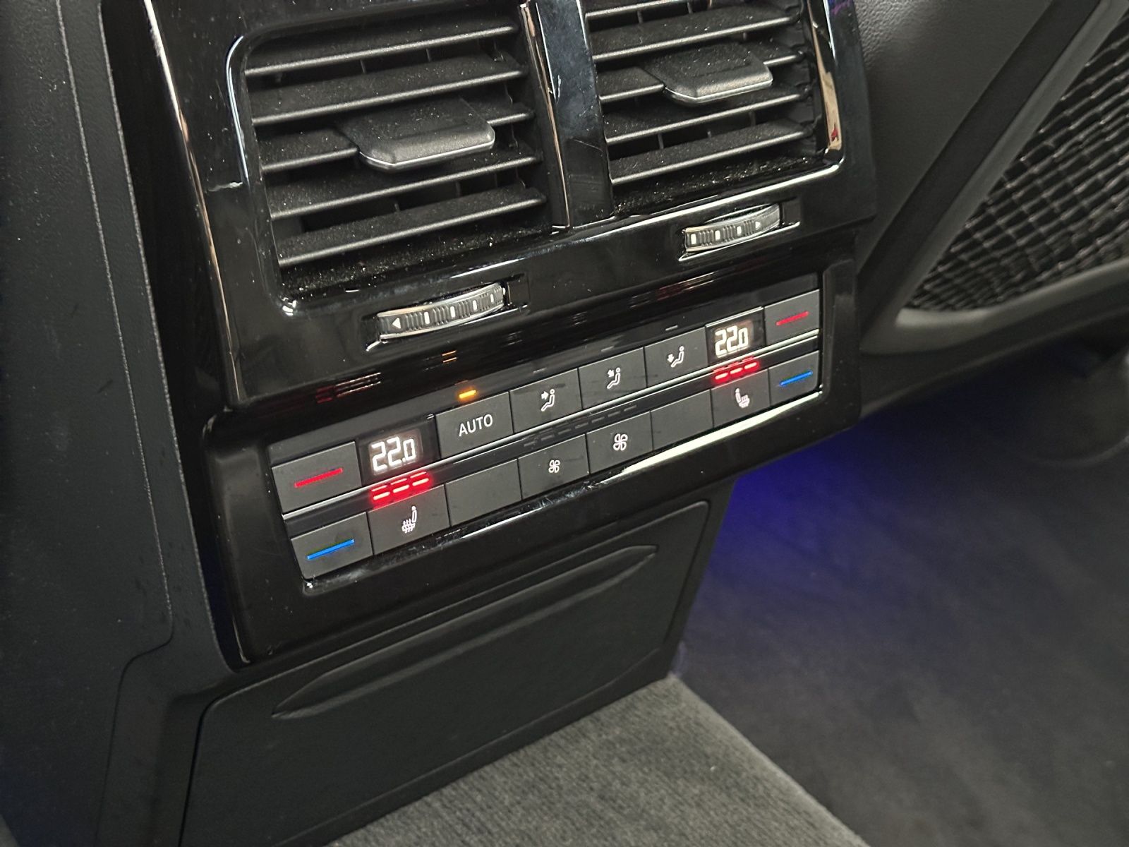 Fahrzeugabbildung Volkswagen Touareg 3.0 TDI 4M R-Line AHK MATRIX