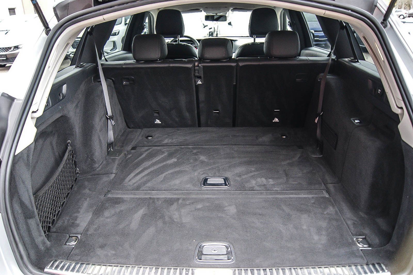 Fahrzeugabbildung Mercedes-Benz E 200 T-Modell 7-SITZER STANDHEIZUNG MULTI-BEAM