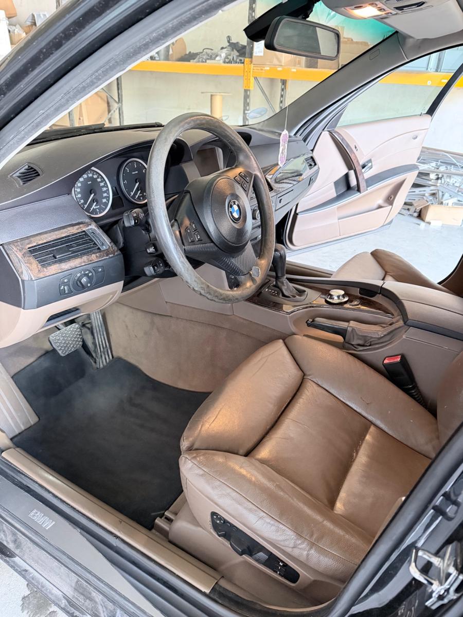 BMW 530 2004 — вигляд ззаду