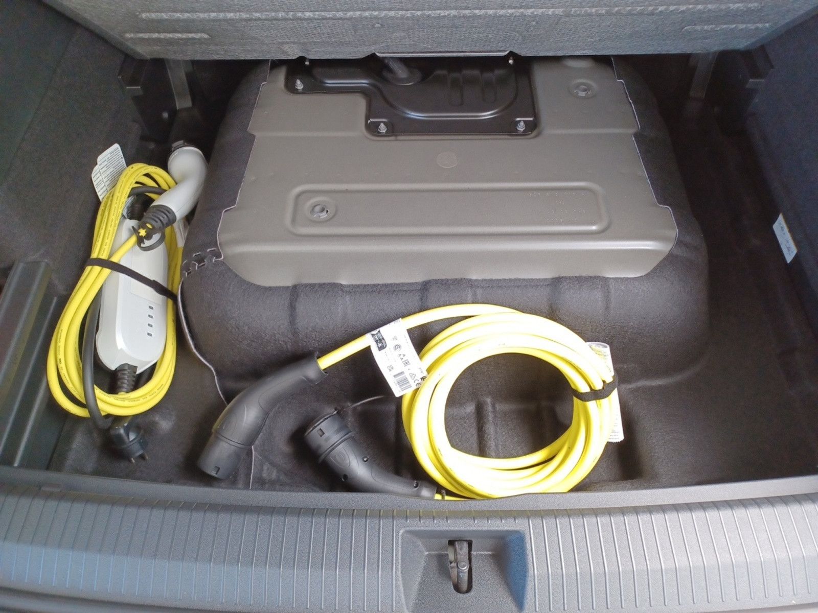 Fahrzeugabbildung Volkswagen Tiguan 1.5 eHybrid DSG R-Line AHZV, Matrix LED
