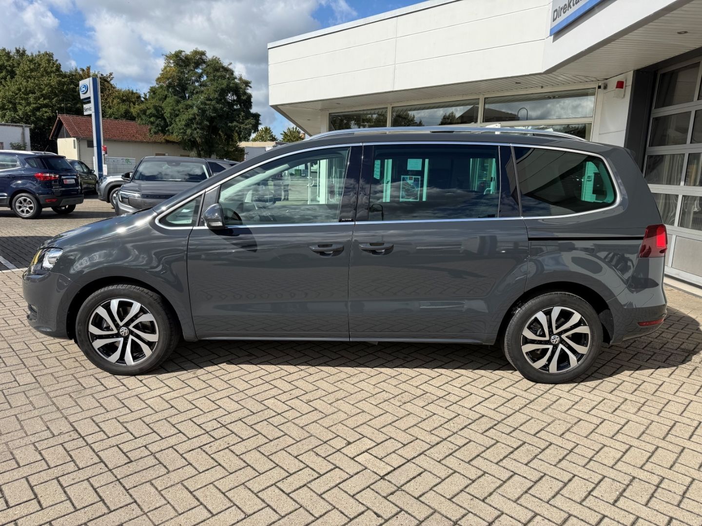 Fahrzeugabbildung Volkswagen Sharan Active Comfortline ACC SHZ Navi Dynau Bi-