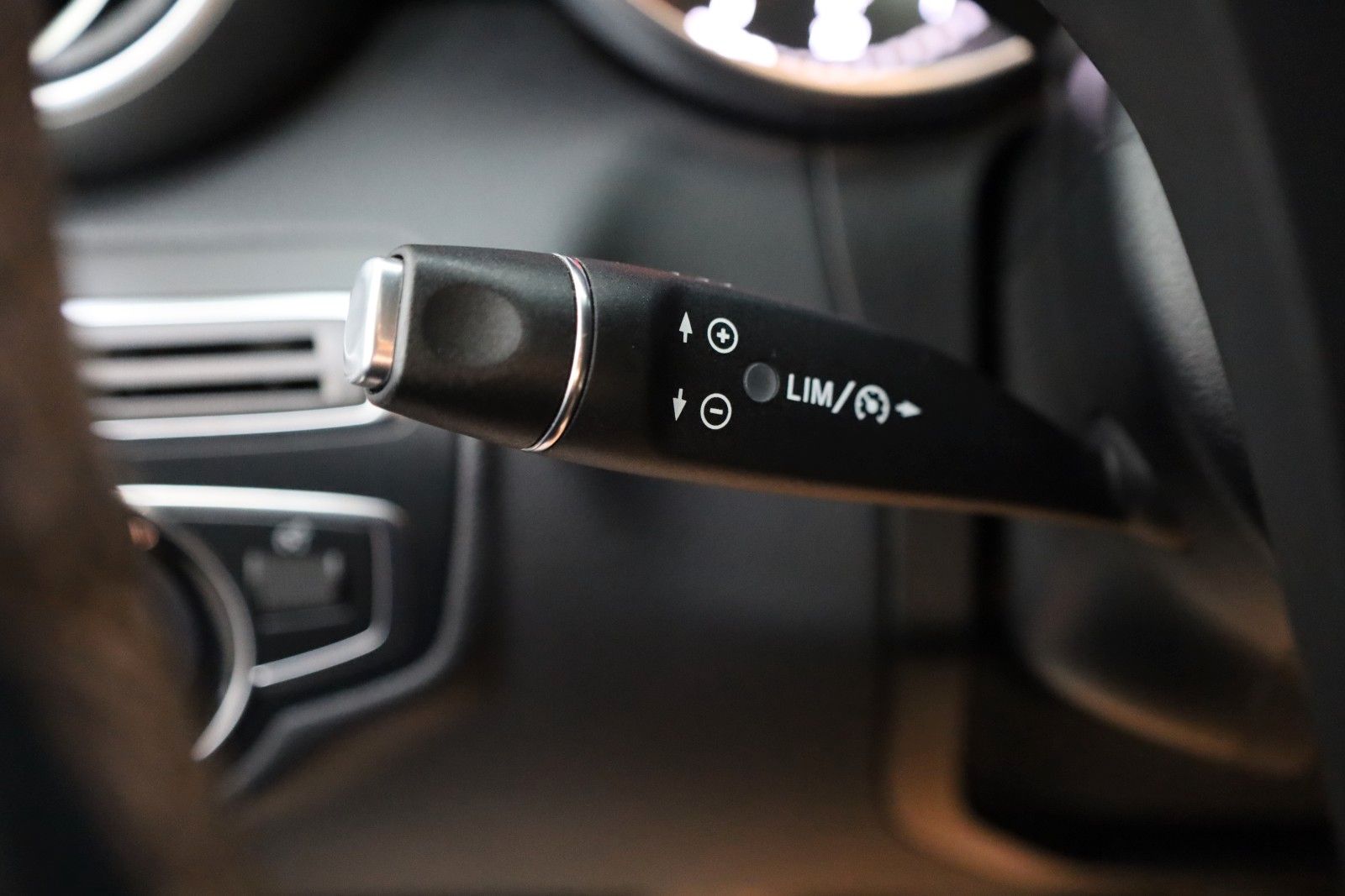 Fahrzeugabbildung Mercedes-Benz C180 CGI Lim T.Leder,Navi,LED,SD,SH,PDC,SR+WR