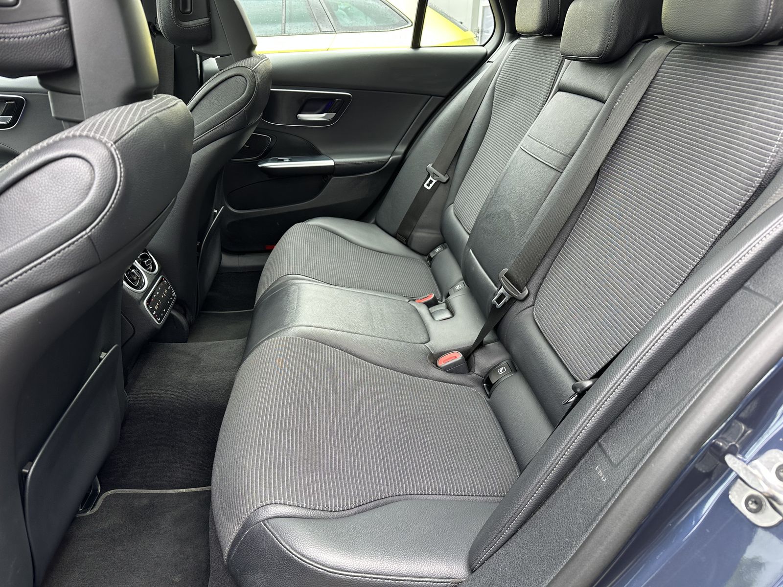Fahrzeugabbildung Mercedes-Benz C 220d T 4Matic Avantgarde NAV+LED+ACC+PANORAMA