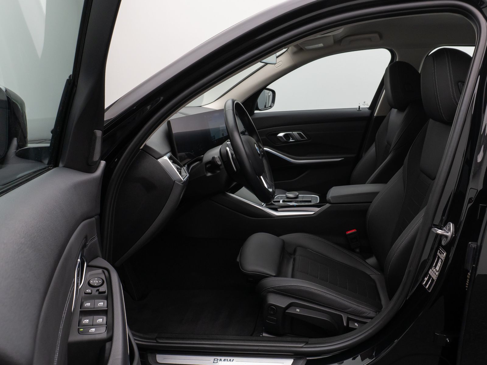 Fahrzeugabbildung BMW 318d Kamera DAB HiFi HUD Leder Komfort Sport LED