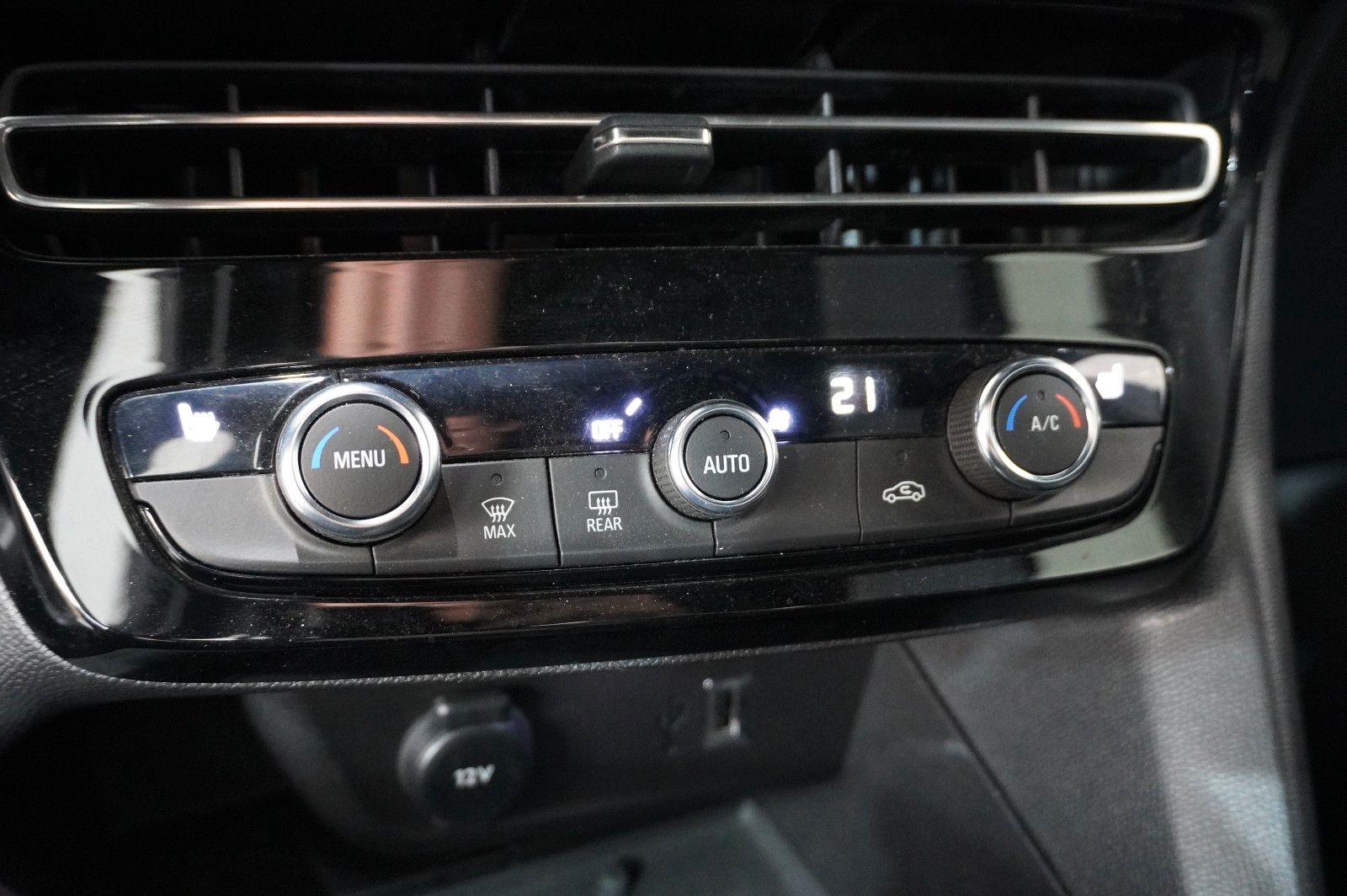 Fahrzeugabbildung Opel Mokka 1.2T ULTIMATE NAVI/LED/KAMERA/SPORT/SH/DAB