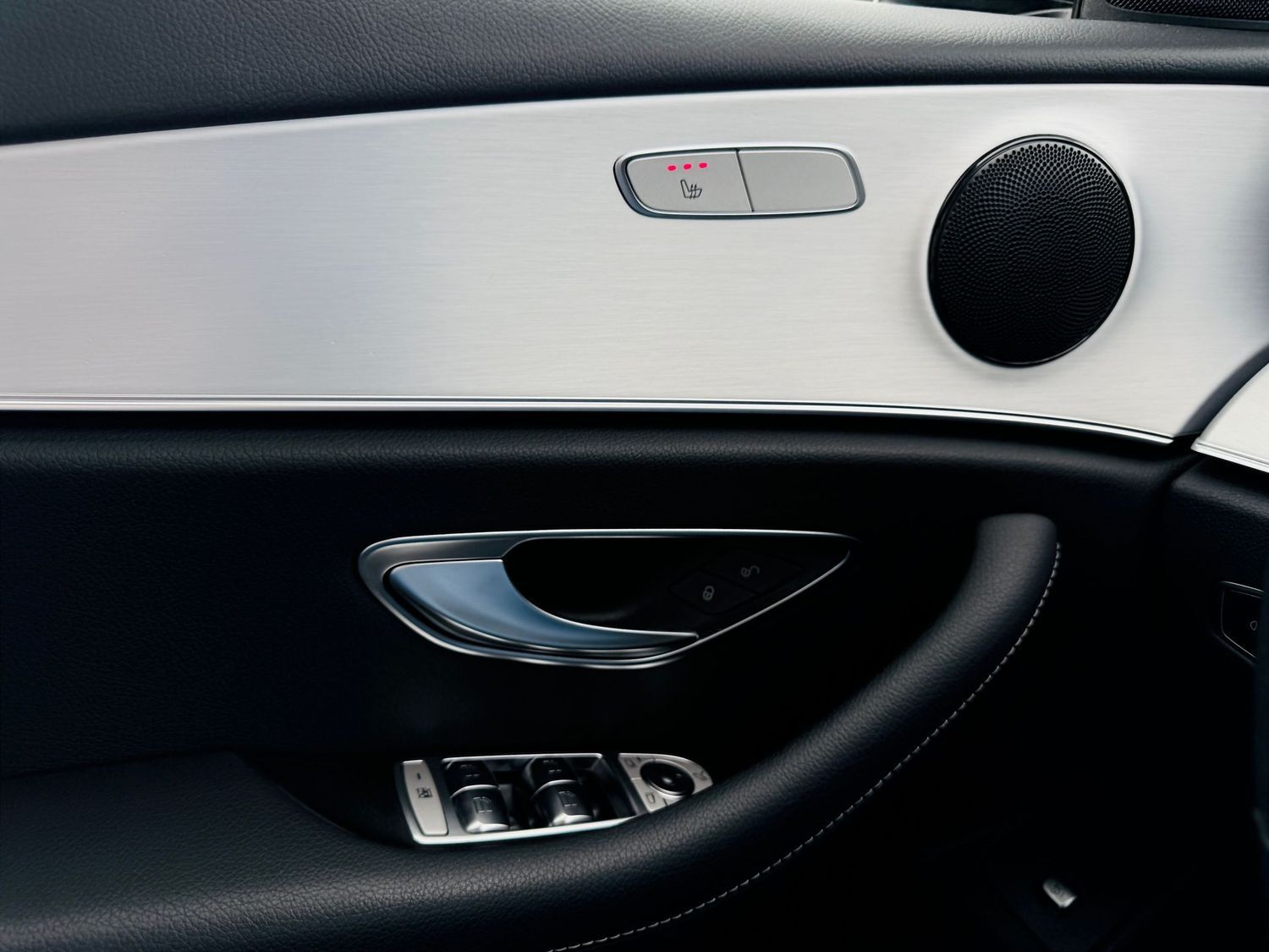 Fahrzeugabbildung Mercedes-Benz E 220 T d AVANTGARDE, Standheizung, MBUX Premium