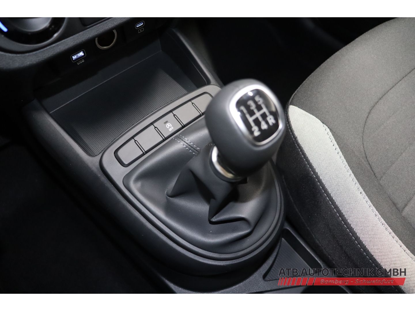 Fahrzeugabbildung Hyundai i10 Select MY25 1.0 Benzin 63 PS 5-MT 2WD Navi A