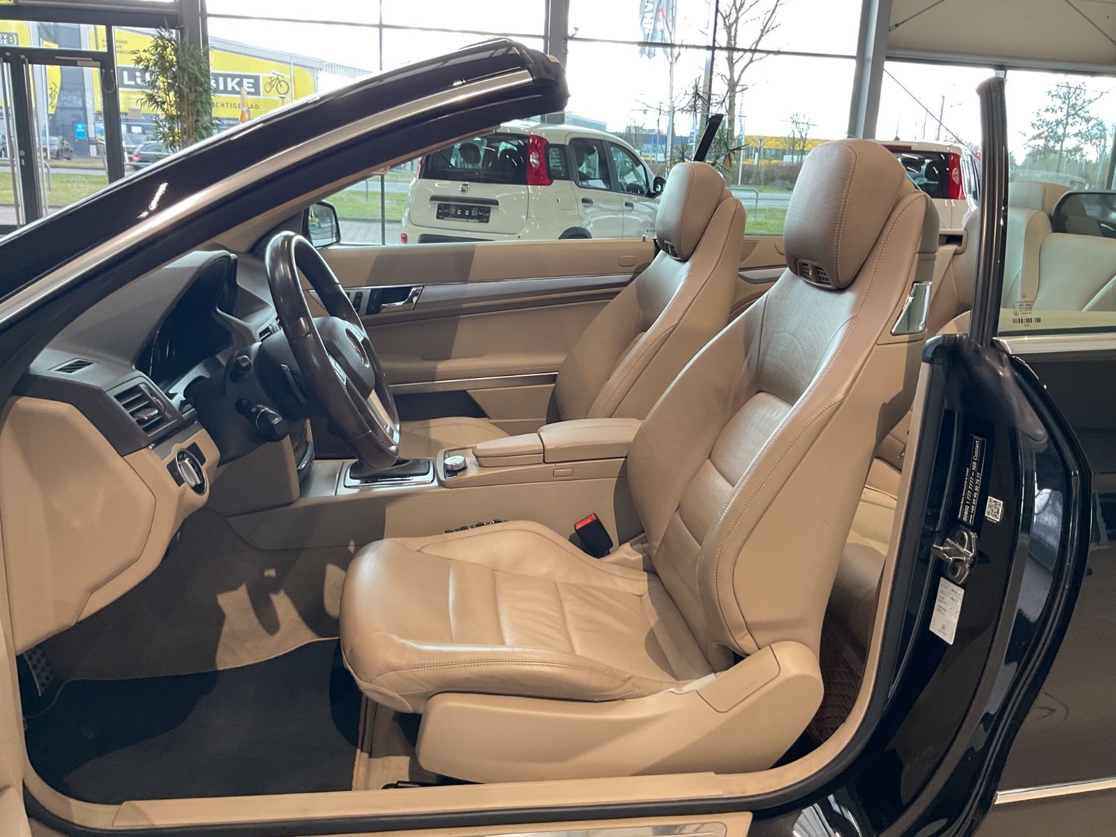 Fahrzeugabbildung Mercedes-Benz E 250 CGI AMG-Paket, H-K Sound, Memory, 8-Fach