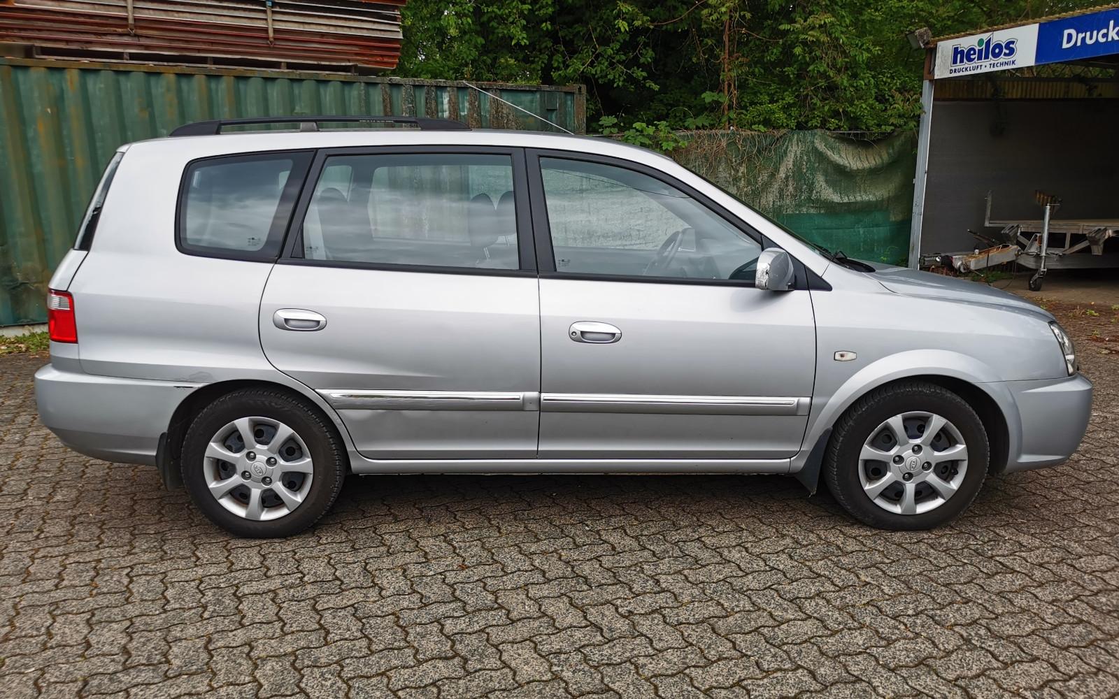 Kia Carens 2006 — rear view