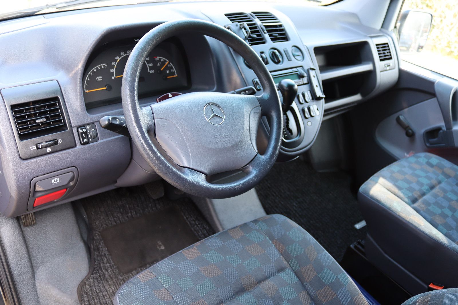 Fahrzeugabbildung Mercedes-Benz VITO 113 AUTOMATIK GANZJRFN. BESTATTUNG AHK