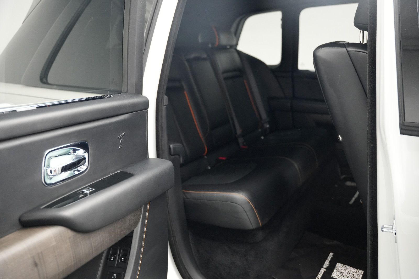 Fahrzeugabbildung Rolls-Royce Cullinan/NOVITEC/WIDEBODY/24''/FOND-TV/STERNEHIM
