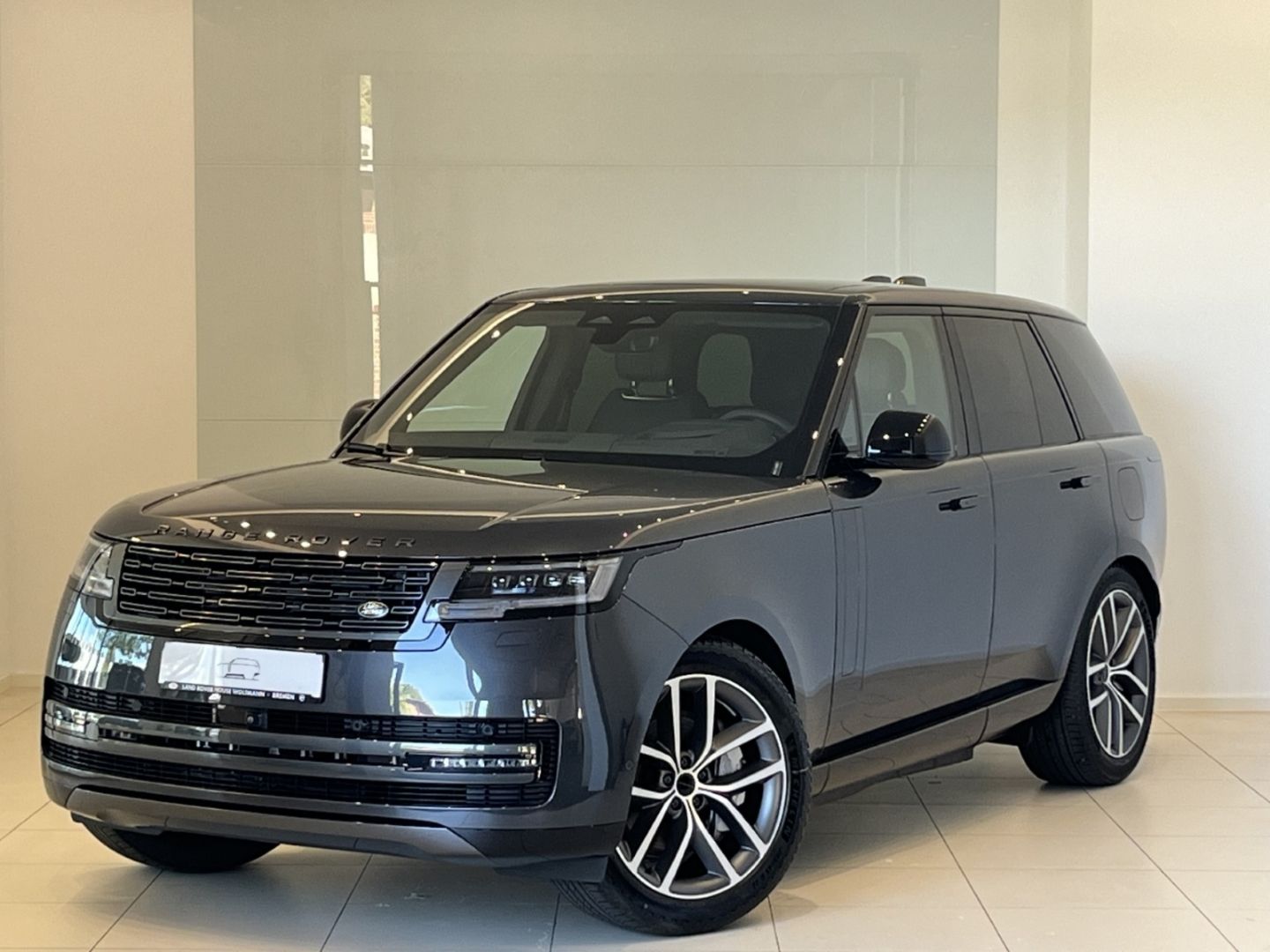 Land Rover Range Rover P550e HSE Hybrid Shadow Exterior & P