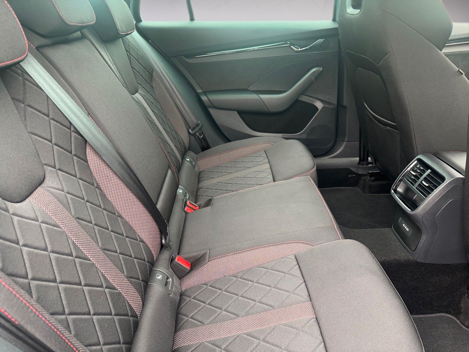Fahrzeugabbildung SKODA Octavia RS Combi 2.0 TSI