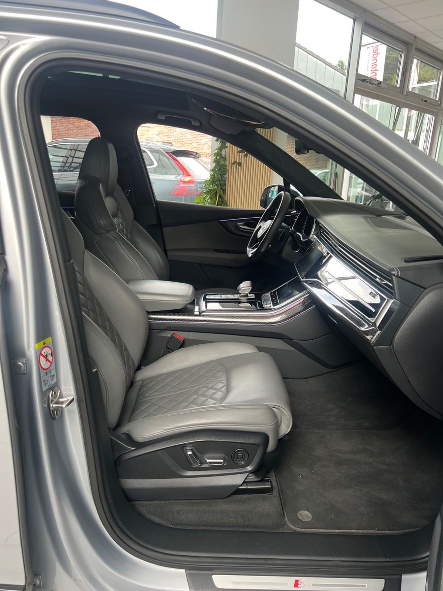 Fahrzeugabbildung Audi SQ7 4.0 TDI quattro*Head-Up * 7.SITZER*Exclusive