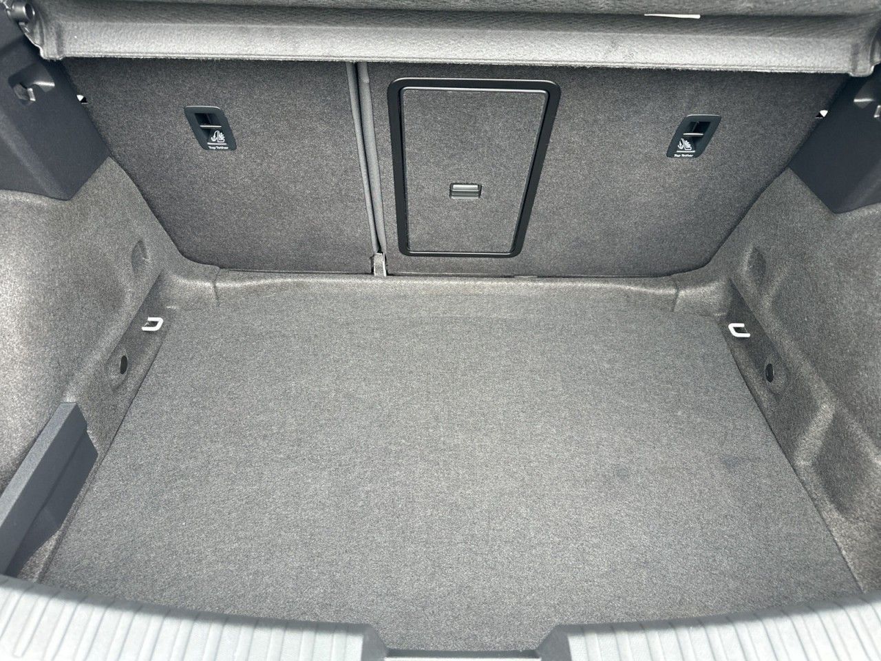 Fahrzeugabbildung CUPRA Leon 1.5 TSI 150 PS 6-Gang - mit KI generiert/bearbeitet