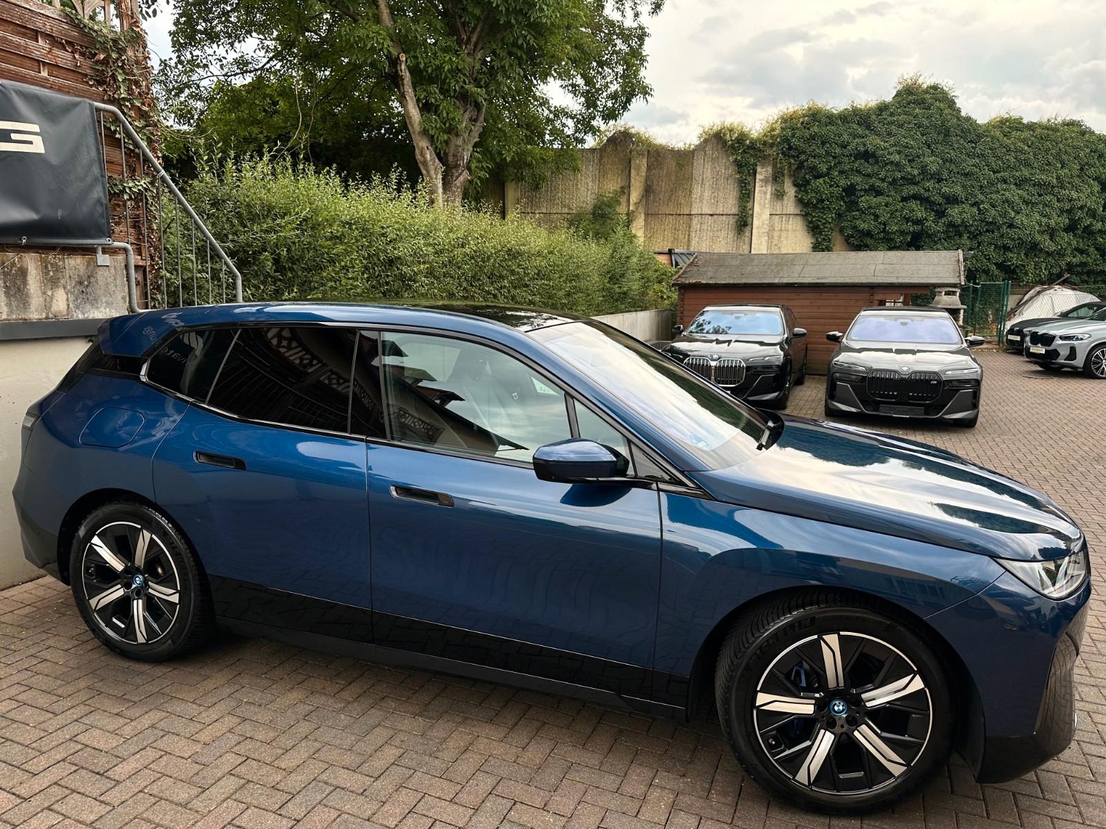 BMW iX xDrive40 M Sport PANO-SKY*AHK*DA-Prof*360°