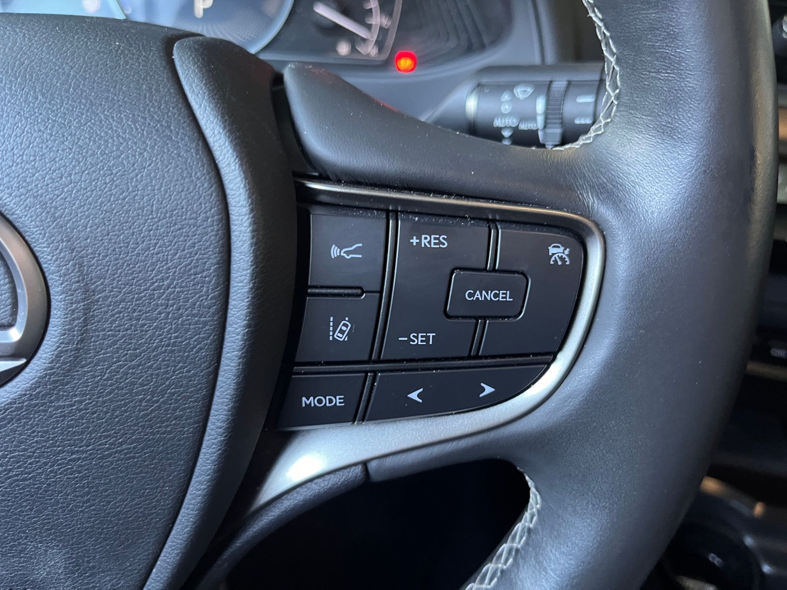 Fahrzeugabbildung Lexus UX 250h Launch Edition LED AHK NAV RFK SHZ ALU