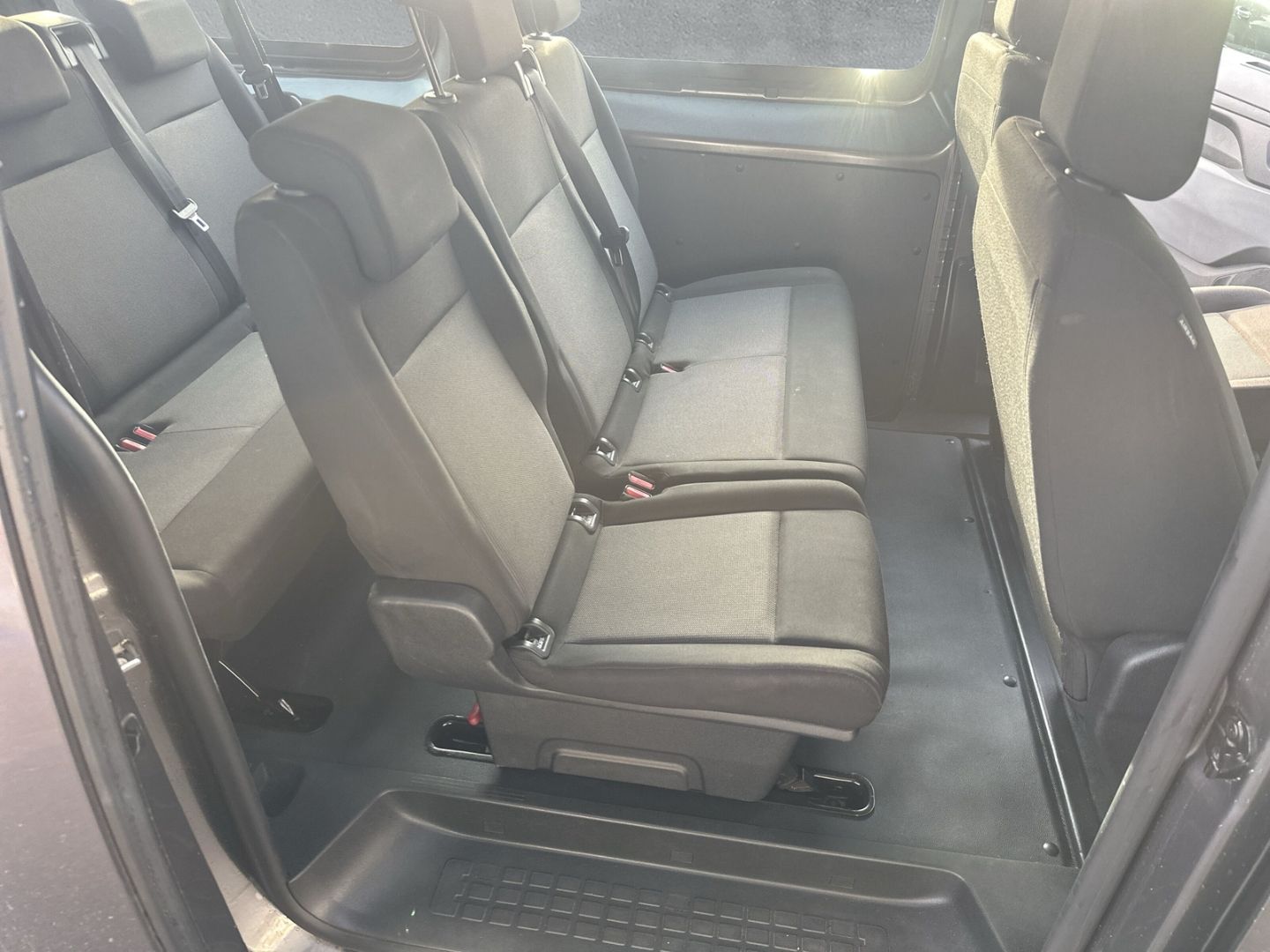 Fahrzeugabbildung Peugeot Expert Kombi L3 2.0 BlueHDi 145 PS 8-Sitzer *NAV