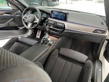 Fahrzeugabbildung BMW 540dxD M Sport ACC SoftClose H/K DAB HUD Komfort