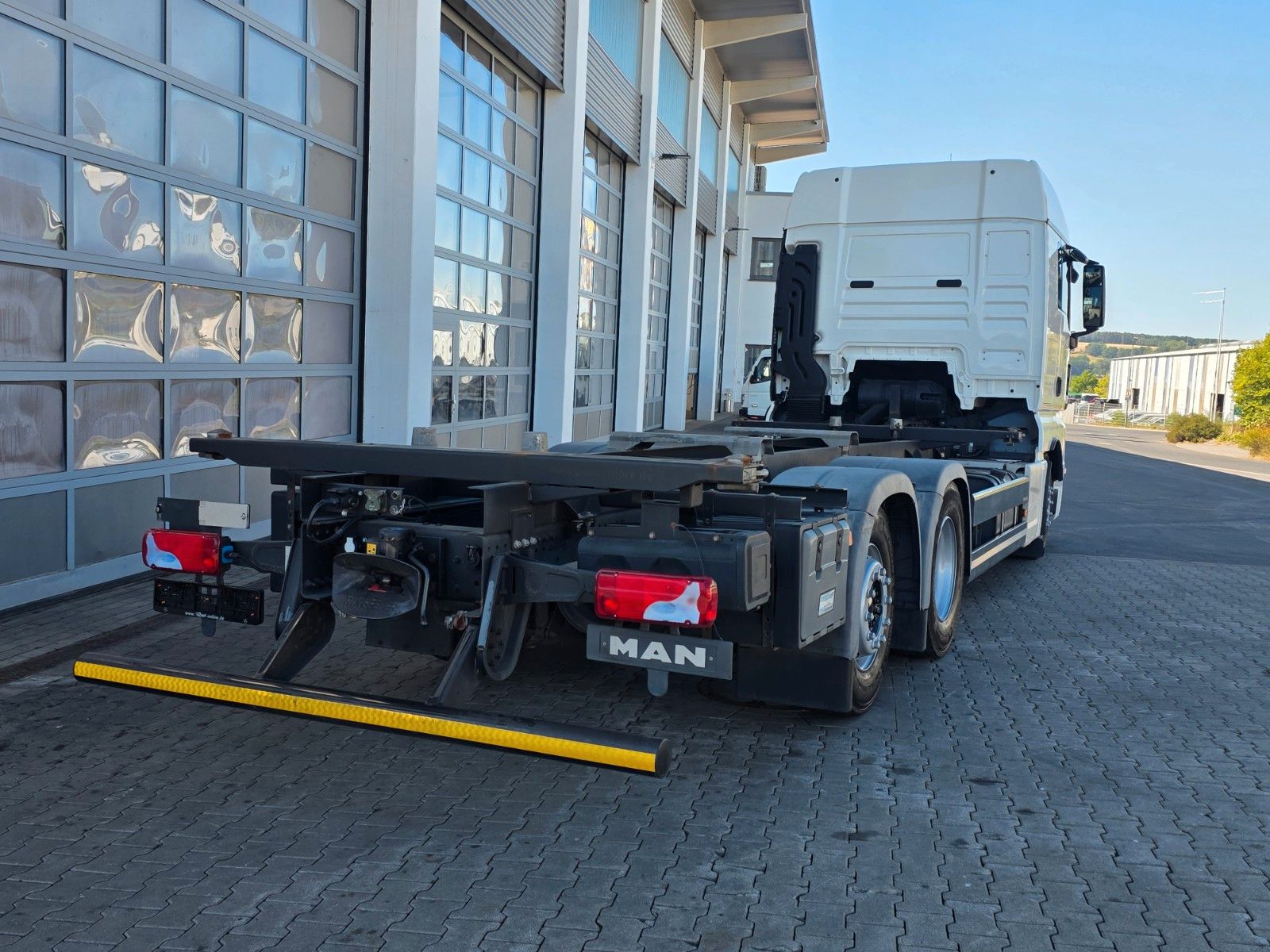 Fahrzeugabbildung MAN TGX 26.360 6x2-2 LL BDF Fahrschule 5 Sitze AHK