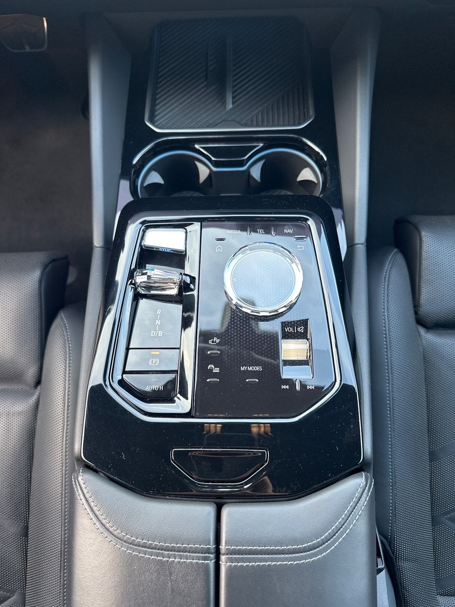 Fahrzeugabbildung BMW i5 M60 xDrive NAV+LED+PANO+AHK+21ZO+360°+DAP+B&W