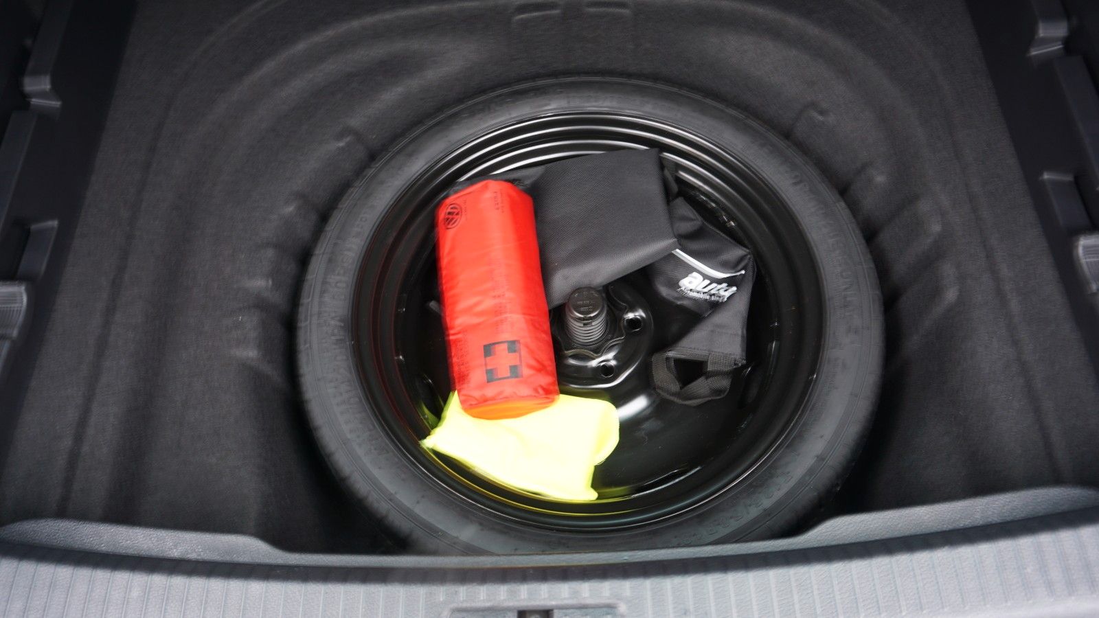 Fahrzeugabbildung Volkswagen Golf VII Variant R-line 4M,Navi,LED,SH,ACC,Kamer