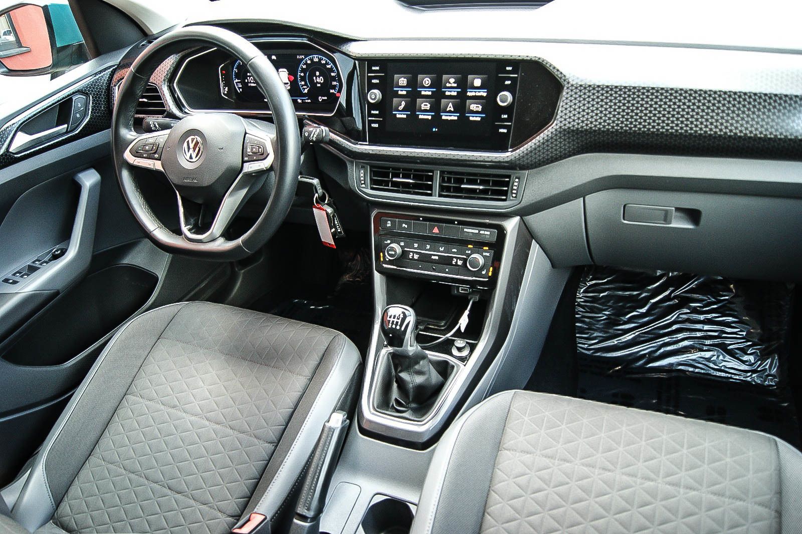 Fahrzeugabbildung Volkswagen T-Cross HIGHLINE 10TSI NAVI LED VIRTUAL CD 1HAND