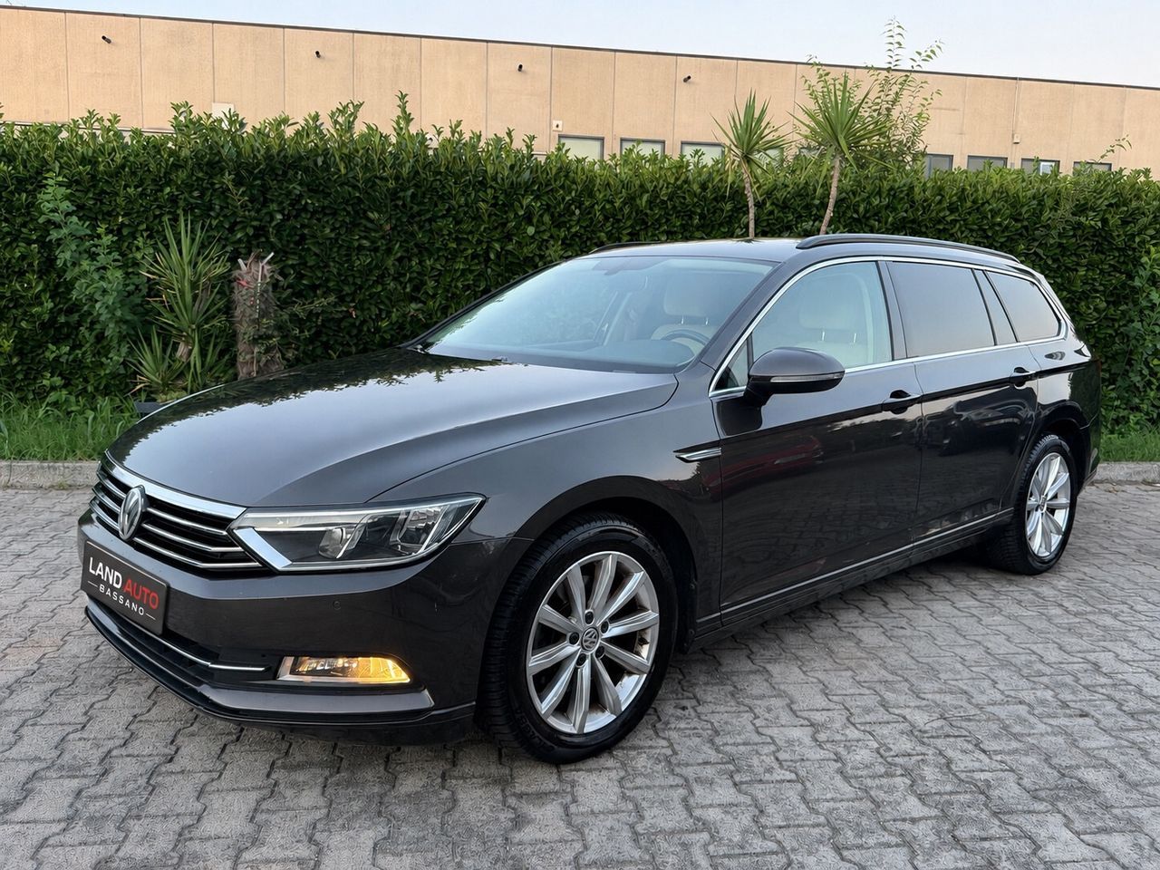 Volkswagen Passat - 1