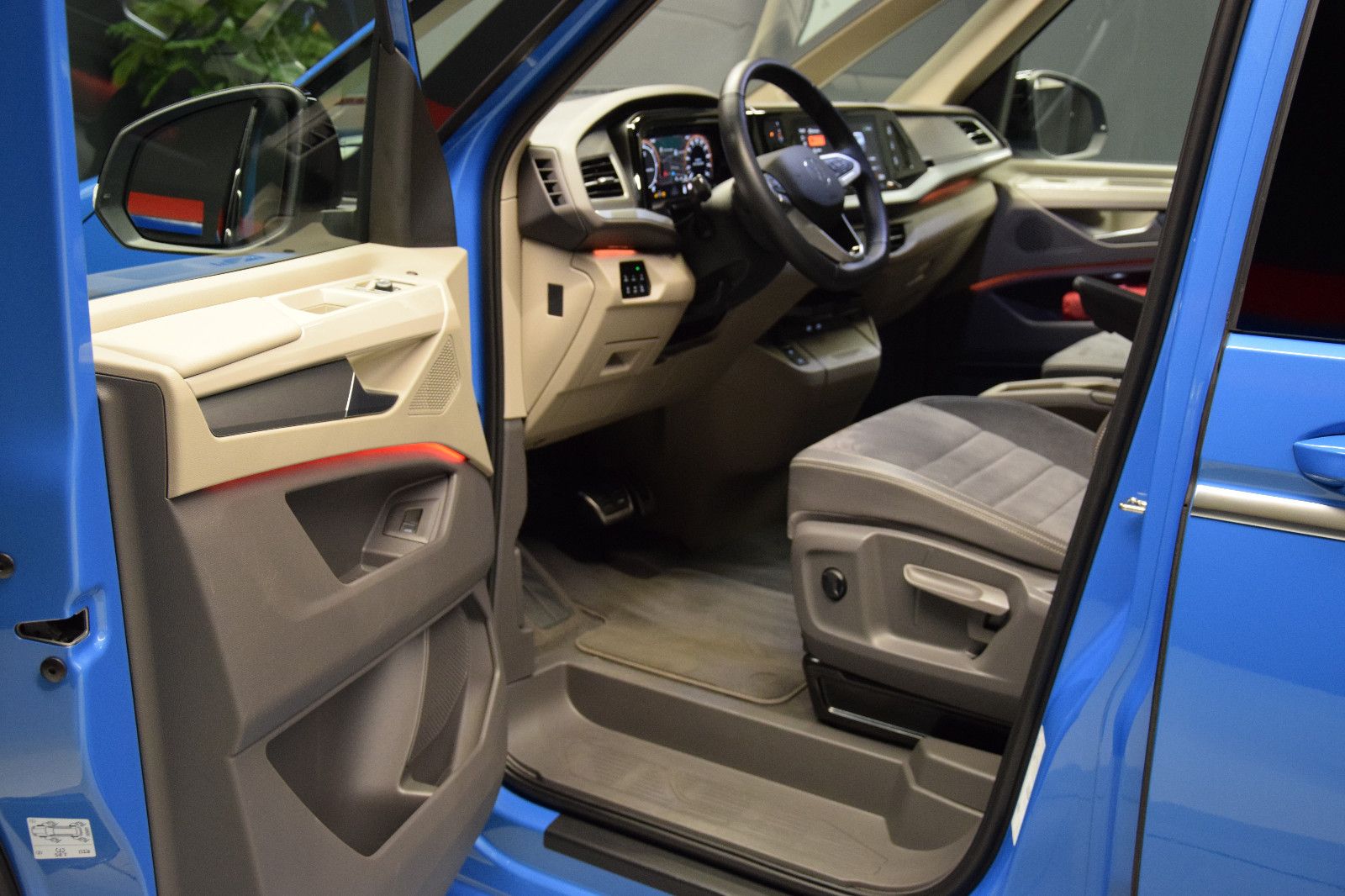 Fahrzeugabbildung Volkswagen T7 Multivan Style DSG Pano vis-a-vis Matrix AHK