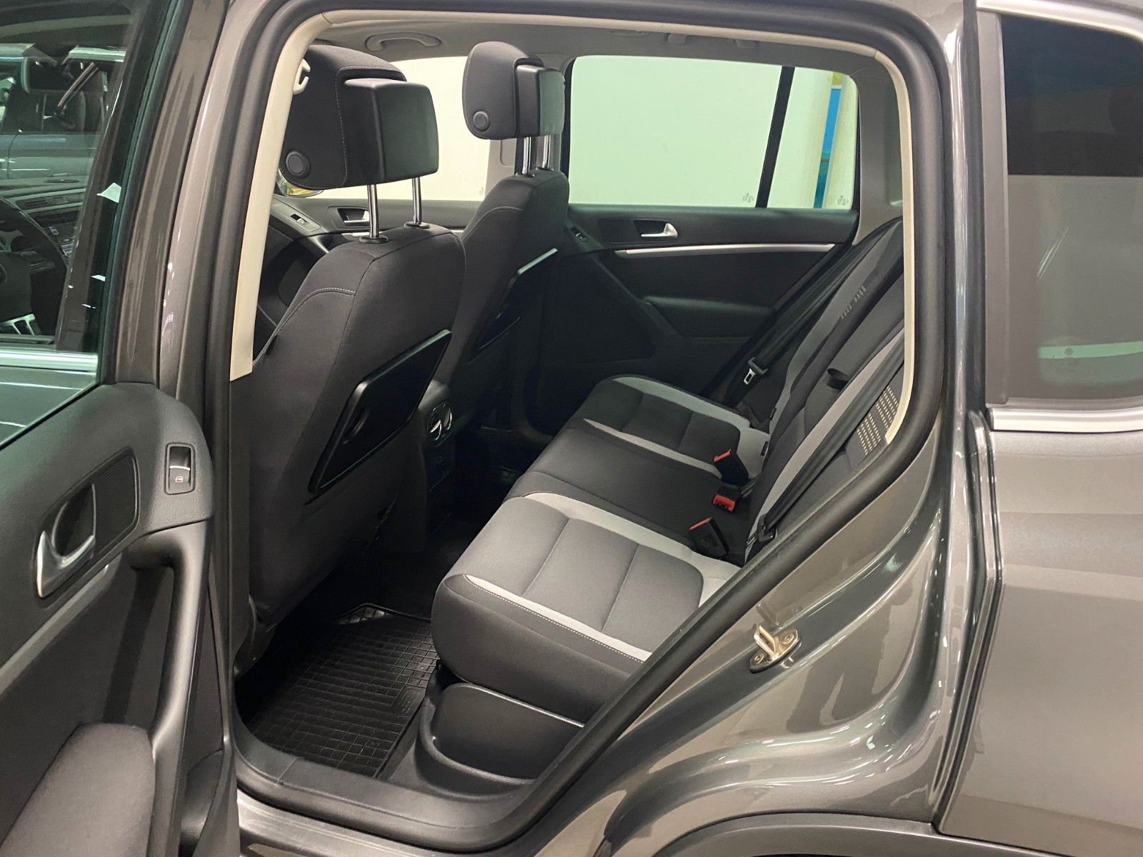 Fahrzeugabbildung Volkswagen Tiguan 2.0 TSI DSG 4MOTION LIFE+1.HAND+Bi-XENON+