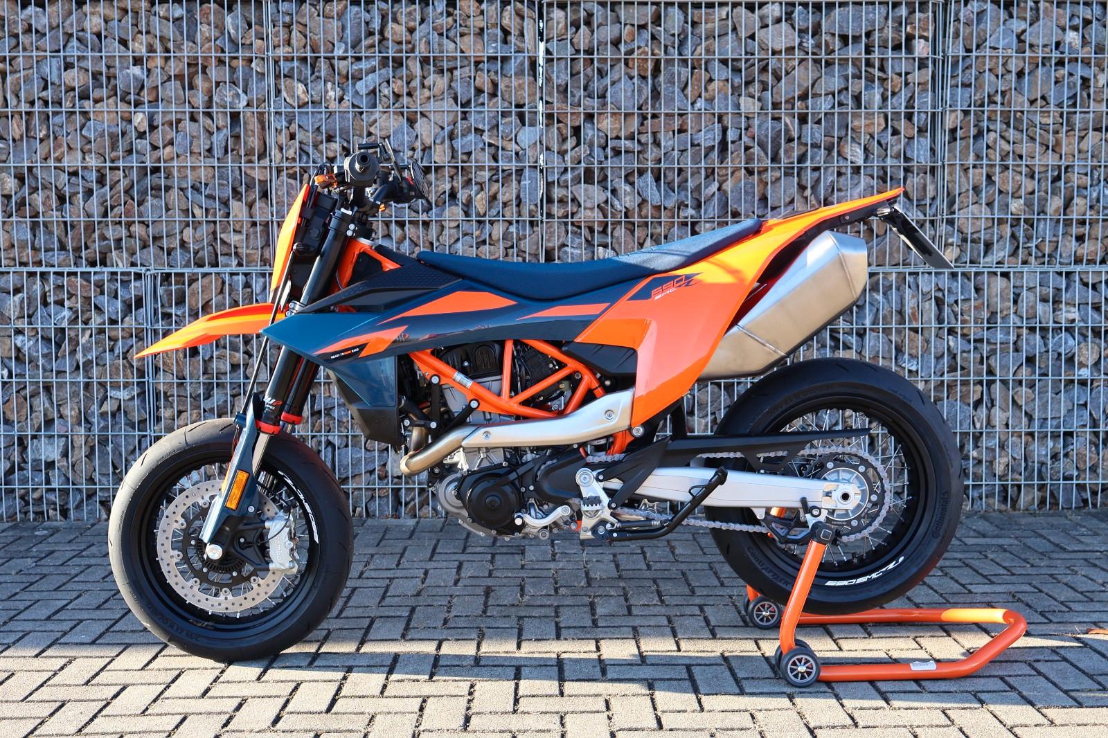 KTM 690 SMC R 2026 / mit Zubehör