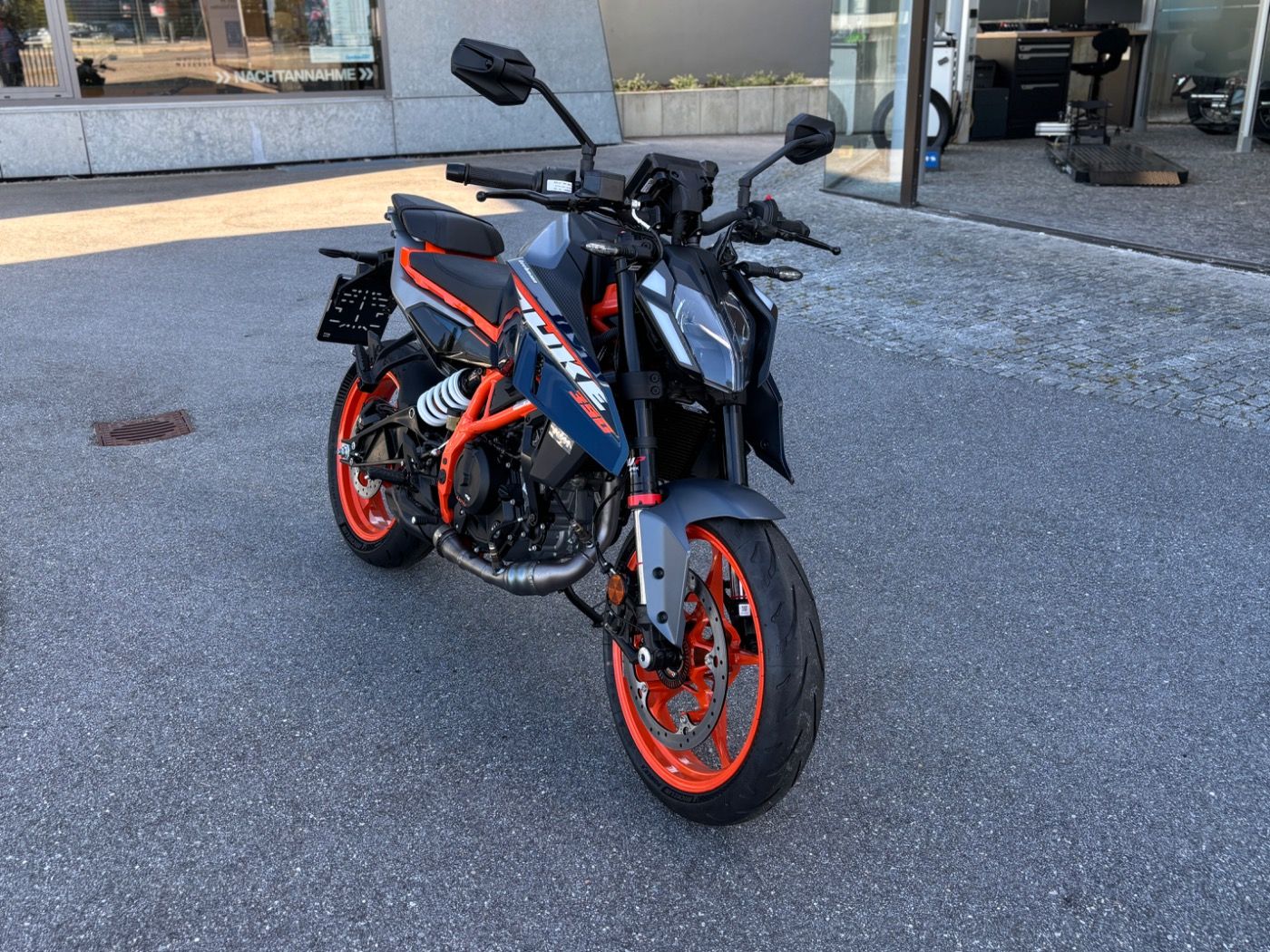 Fahrzeugabbildung KTM 390 Duke Modell 2025 beide Farben lagernd