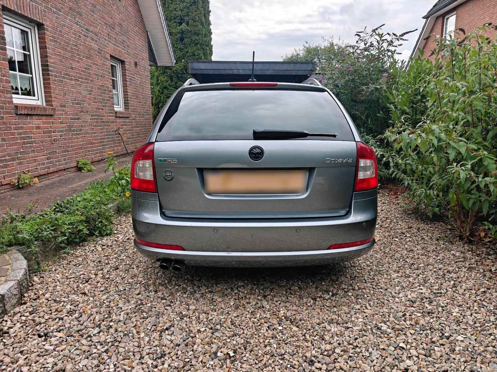 Skoda Octavia 2012 — rear view
