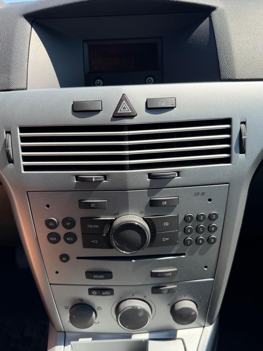 Opel Astra 2009 — photo 12